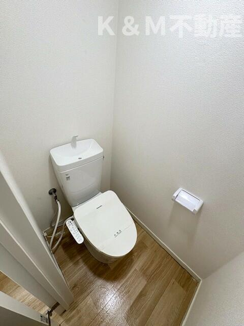 山口マンションのトイレ|落ち着いた色調のトイレです