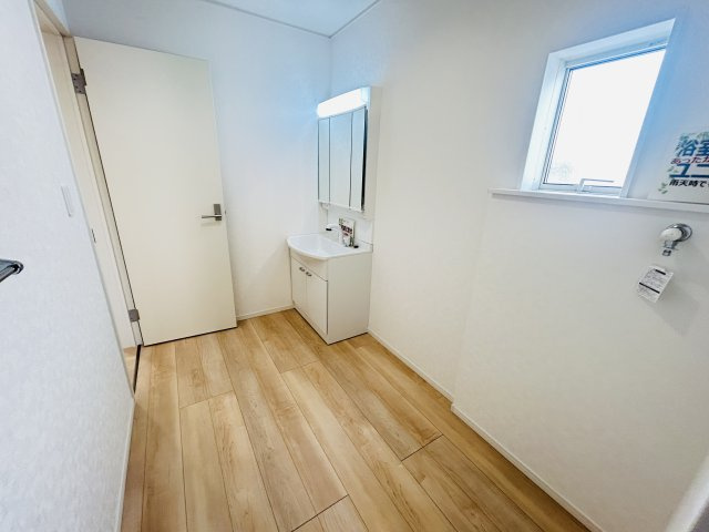 新築　高崎市箕郷町白川第2　クレイドルガーデン　2号棟の独立洗面台|現地写真　シャワー付きの洗面台は忙しい朝でも身支度を整えるのにとても便利◎							
