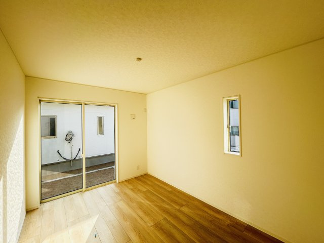 新築　高崎市箕郷町白川第2　クレイドルガーデン　2号棟の洋室|現地写真　日当たりと風通しの良い二面採光♪						
					
					
