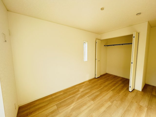 新築　高崎市箕郷町白川第2　クレイドルガーデン　2号棟の収納|現地写真　それぞれのお部屋に収納スペースがあるのでお片付け上手で室内もスッキリ♪
