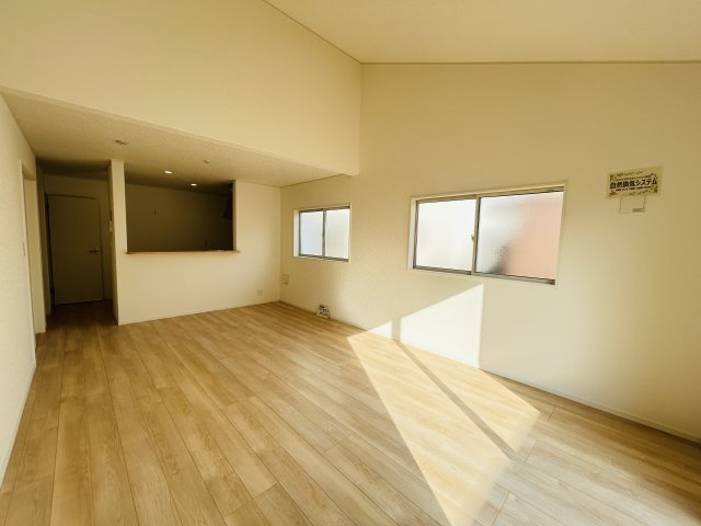 新築　高崎市箕郷町白川第2　クレイドルガーデン　2号棟の居間・リビング|現地写真　家族の会話が弾む対面キッチン。お子様の様子も確認できて安心ですね。

