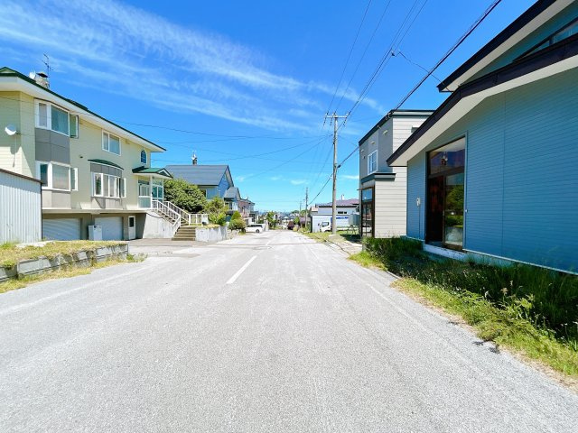 網走市向陽ヶ丘3丁目戸建の前面道路含む現地写真