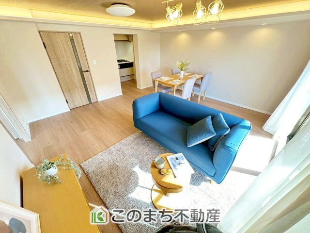 ダイアパレス自治医大3番館の居間・リビング|時間のゆとりと空間、暖かな陽光がもたらす光と風を独占してください。新しい暮らしが始まります。
