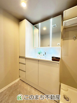 【独立洗面台】 | ダイアパレス自治医大3番館 | 十分な大きさの洗面台は、身だしなみチェックや歯磨きなど、朝の慌ただしい時間でもホテルライクなスペースで余裕とゆとりを感じて頂けます。
