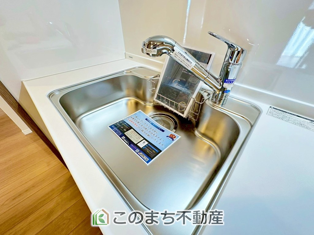 ダイアパレス自治医大3番館の設備|ビルトイン型浄水器を内蔵したキッチン水栓。お米を研いだり、野菜を洗ったりするときなど用途に応じてワンタッチで浄水に切り替えが可能です。カートリッジ式なので、フィルターを簡単に交換する事が出来ます。
