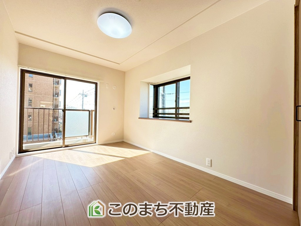ダイアパレス自治医大3番館の洋室|日当たりが良く明るい洋室です。クローゼット付きで家具の配置がしやすく居心地の良いプライベート空間を演出します。
