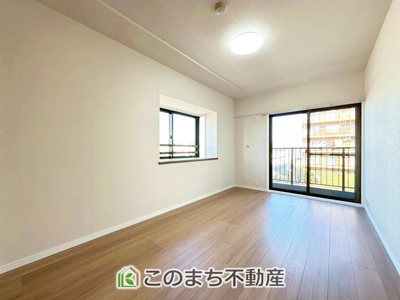 【洋室】 | ダイアパレス自治医大3番館 | 洋室はお手入れのしやすいフローリング仕様です。普段はフロアモップなどを使って、簡単にお掃除していただけます◎
