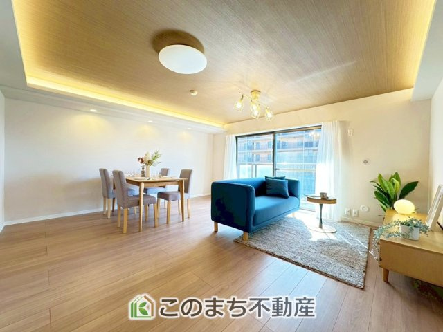 ダイアパレス自治医大3番館の居間・リビング|"■いこいの空間■
パートナーや家族が集う憩いの空間。
真新しい木目、Shadeのあるフローリングや白亜のクロスを陽の光、
ダウンライトが照らし出し、家族・友人・知人の会話に華を咲かせます。