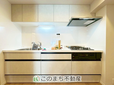 【キッチン】 | ダイアパレス自治医大3番館 | 毎日使うキッチン周りが綺麗で清潔に保たれていると、お料理を作るのも楽しくなりますよね。機能性とデザイン性を持たせたキッチンで気持ちよくお料理が出来そうです。
