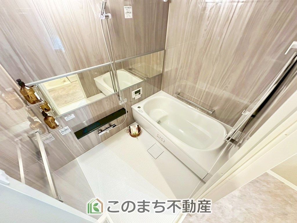 ダイアパレス自治医大3番館の浴室|浴槽は半身浴やお子様が入浴する際に腰掛けやすいベンチタイプを採用♪節水効果も期待でき経済的です◎天候に関わらず洗濯物を干せる、浴室乾燥機が備わっています。
