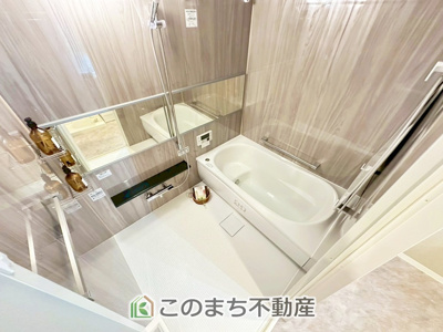 【浴室】 | ダイアパレス自治医大3番館 | 浴槽は半身浴やお子様が入浴する際に腰掛けやすいベンチタイプを採用♪節水効果も期待でき経済的です◎天候に関わらず洗濯物を干せる、浴室乾燥機が備わっています。
