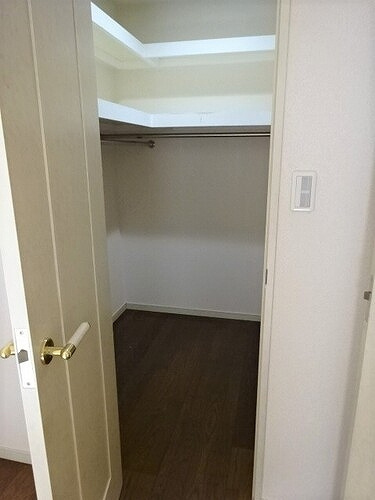 ライオンズステージ上野毛の収納|ウォークインクロゼット　※2023年2月撮影