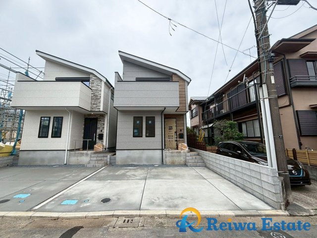 新築戸建　茅ヶ崎市高田4丁目の外観|車種により駐車2台可能なカースペース。共働きの世帯や急な来客時に安心ですね。