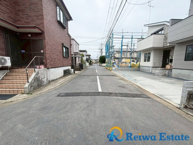 新築戸建　茅ヶ崎市高田4丁目の前面道路含む現地写真|前面道路6.0ｍのゆとりで車や人の出入りがしやすくアプローチ良好です。
