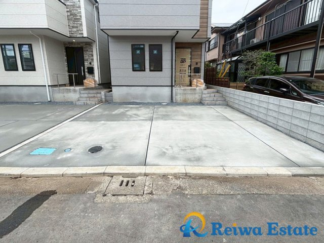 新築戸建　茅ヶ崎市高田4丁目の駐車場|お子様の自転車やバイクの置場を確保できるゆとりの駐車スペース♪