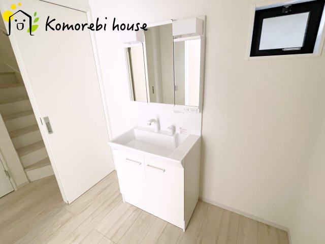 上尾市小泉　3期　新築一戸建て　クラフトピット　01の独立洗面台|独立洗面台、小物を置くことができて便利です