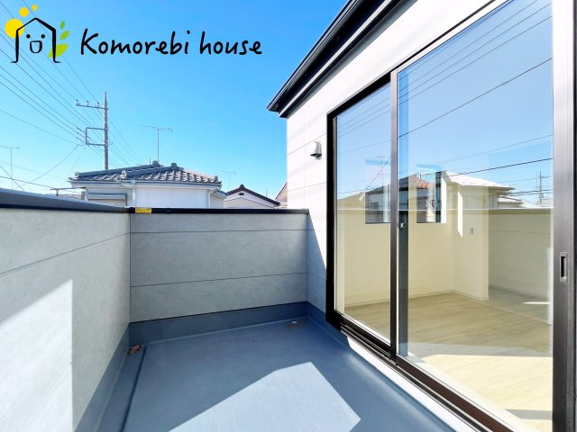 上尾市小泉　3期　新築一戸建て　クラフトピット　01のバルコニー|開放的で明るい空間を演出してくれるバルコニーです