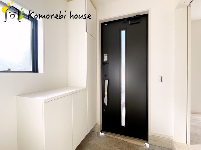 上尾市小泉　3期　新築一戸建て　クラフトピット　01の玄関|収納もある玄関です