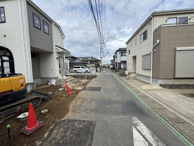 松戸市松飛台新築戸建【松飛台第二小学校：2分】の前面道路含む現地写真|東側前面道路