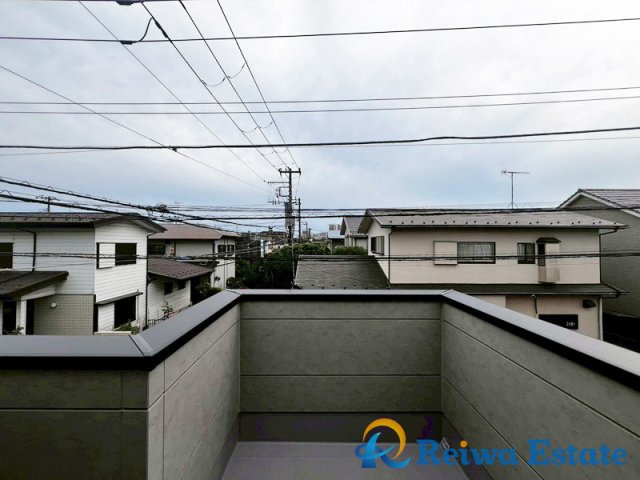 新築戸建　茅ヶ崎市高田4丁目のバルコニー|戸建てを中心とした住宅街のため高い建物が少なく開放的な眺望。