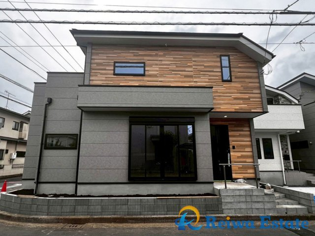 新築戸建　茅ヶ崎市高田4丁目の外観|モダンでシックな外観が魅力的のお家です。落ち着いた佇まいで毎日の帰宅が楽しみになる住まいです。