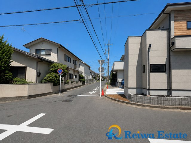 新築戸建　茅ヶ崎市高田4丁目の前面道路含む現地写真|前面道路は約6.0ｍのゆとりがあり、人や車の出入りに不便がありません。