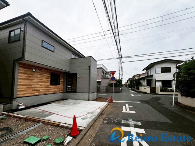 新築戸建　茅ヶ崎市高田4丁目の前面道路含む現地写真|お子様の自転車やバイクの置場を確保できるゆとりの駐車スペースがございます♪