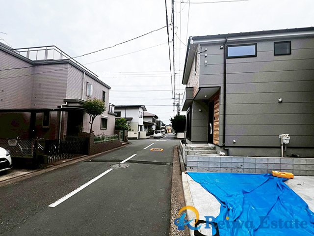 新築戸建　茅ヶ崎市高田4丁目の前面道路含む現地写真|前面道路は約6.0ｍのゆとりがあり、人や車の出入りに不便がありません。