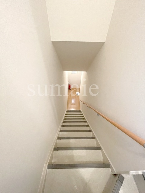 コーポアリカワの居間・リビング|階段です♪