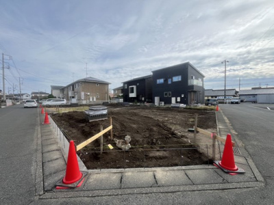 【前面道路含む現地写真】 | 【五十子第1期　現地外観】
※令和7年11月時点