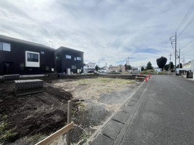 【前面道路含む現地写真】 | 【五十子第1期　現地外観】
※令和7年11月時点