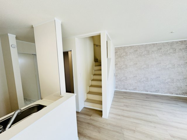 松戸市松飛台新築戸建【松飛台第二小学校：2分】の居間・リビング|家族の顔が見えるリビングイン階段