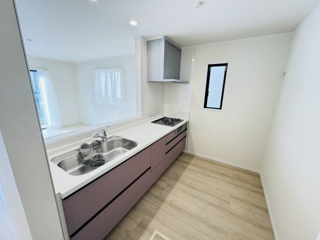 松戸市松飛台新築戸建【松飛台第二小学校：2分】のキッチン|お手入れしやすいレンジフード・シンクの水栓には浄水器がついてます！