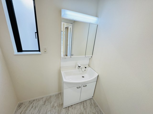 松戸市松飛台新築戸建【松飛台第二小学校：2分】の独立洗面台|シャワーヘッド付き三面鏡洗面化粧台