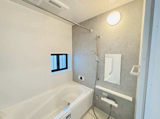 松戸市松飛台新築戸建【松飛台第二小学校：2分】の浴室|スライド式シャワーホルダー・手元で水流切り替えシャワーヘッド