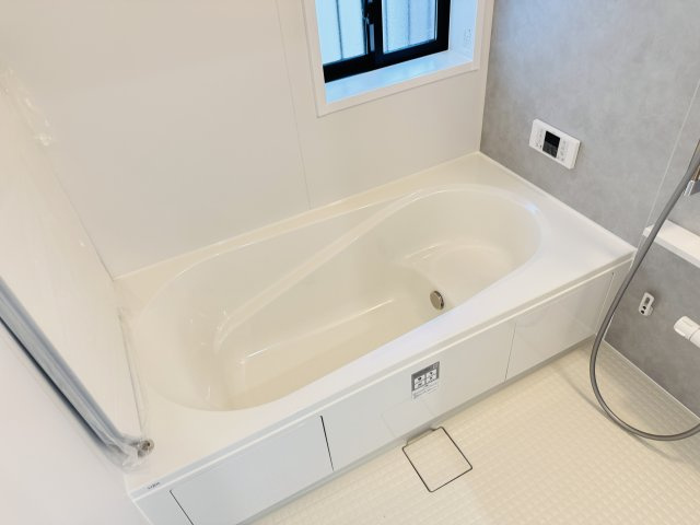 松戸市松飛台新築戸建【松飛台第二小学校：2分】の浴室|足を伸ばせる広々浴槽で毎日リラックス♪