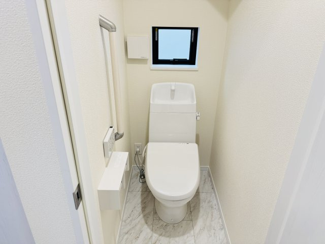 松戸市松飛台新築戸建【松飛台第二小学校：2分】のトイレ|温水洗浄暖房便座つきトイレ