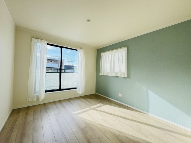 松戸市松飛台新築戸建【松飛台第二小学校：2分】の寝室|7.18帖寝室・アクセントクロス・南側バルコニー前の明るいお部屋です♪