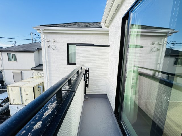 松戸市松飛台新築戸建【松飛台第二小学校：2分】のバルコニー|寝室前南向きバルコニー・日当たり良好♪