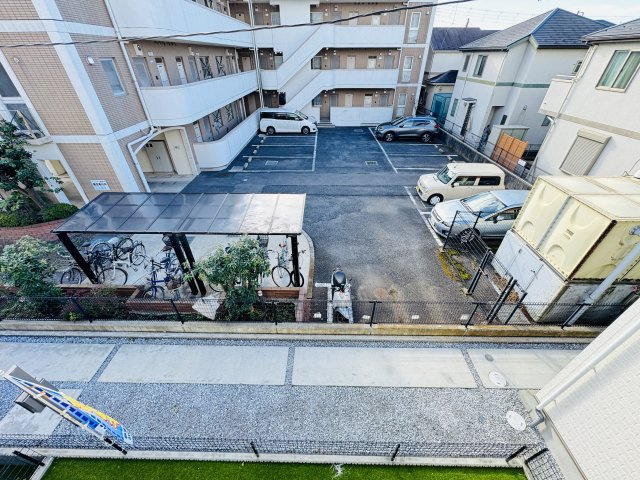 松戸市松飛台新築戸建【松飛台第二小学校：2分】の展望|バルコニーより南側眺望・南側隣地駐車場につき日当たり良好♪