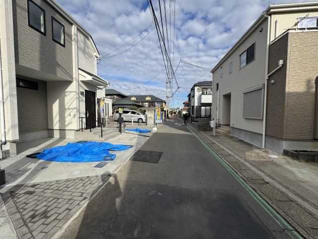 松戸市松飛台新築戸建【松飛台第二小学校：2分】の前面道路含む現地写真|東側前面道路