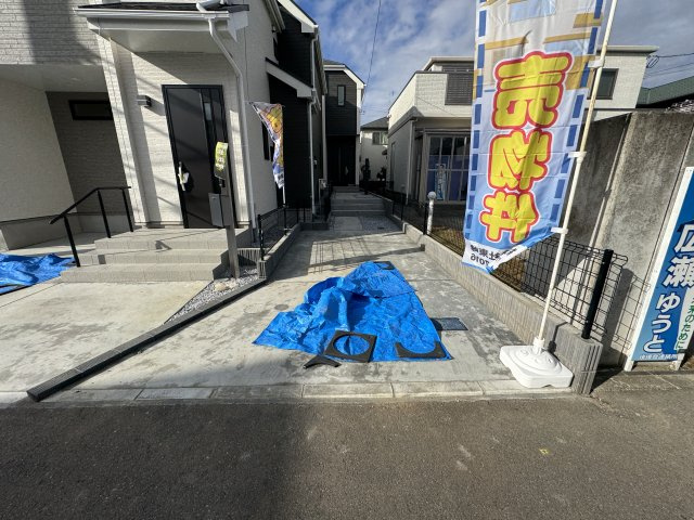 松戸市松飛台新築戸建【松飛台第二小学校：2分】の前面道路含む現地写真|B号棟駐車スペース