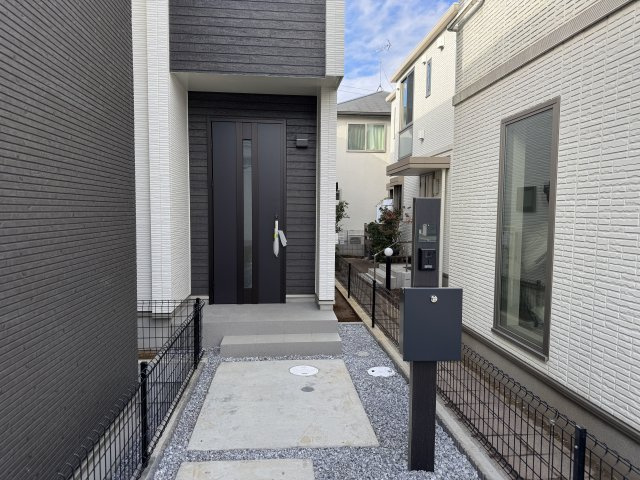 松戸市松飛台新築戸建【松飛台第二小学校：2分】のエントランス|エントランス・玄関ポーチ