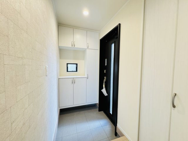 松戸市松飛台新築戸建【松飛台第二小学校：2分】の玄関|玄関ホール・容量たっぷりシューズボックス