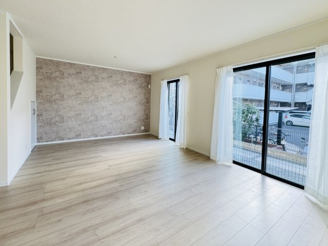 松戸市松飛台新築戸建【松飛台第二小学校：2分】の居間・リビング|19.12帖リビングダイニングキッチン・アクセントクロス