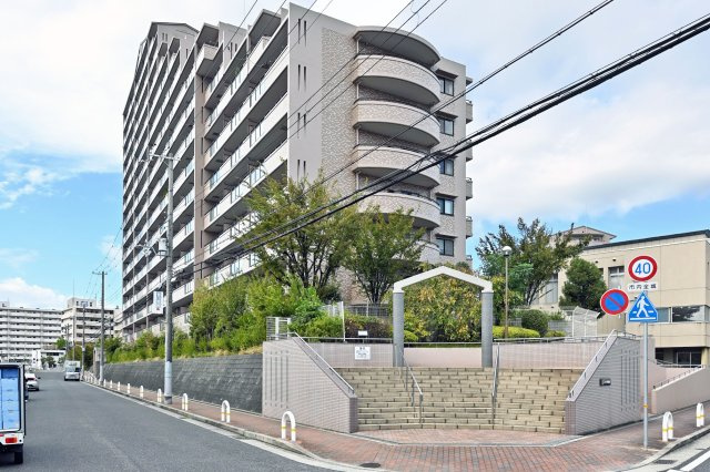 コート甲子園南4番館の外観|阪神本線「久寿川」駅徒歩11分の交通至便立地×小中学校まで徒歩10分以内でお子様の通学も安心◎即日ご案内可能です！皆様からのご連絡を心よりお待ちしております。