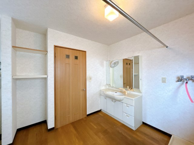 網走市北3条東1丁目中古住宅の独立洗面台