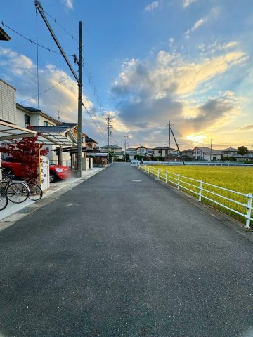 守山市小島町　中古戸建ての前面道路含む現地写真
