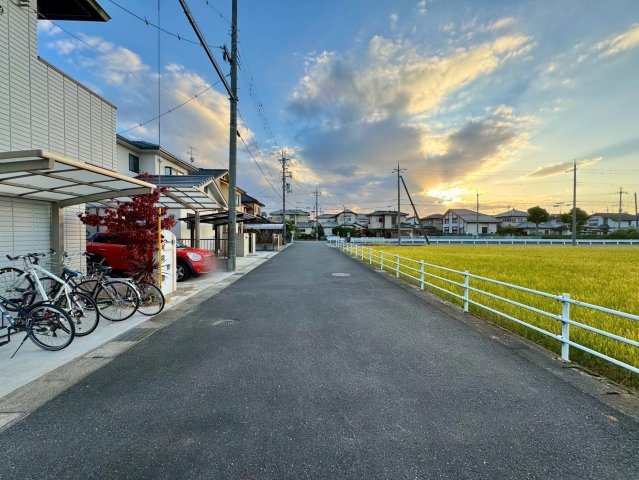 守山市小島町　中古戸建ての前面道路含む現地写真
