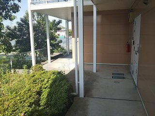 レオパレスさくらＣの玄関